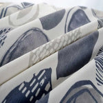 Rideau à motifs modernes gris et beige, idéal pour une décoration intérieure élégante et contemporaine, apportant une touche artistique et raffinée à votre salon ou chambre.