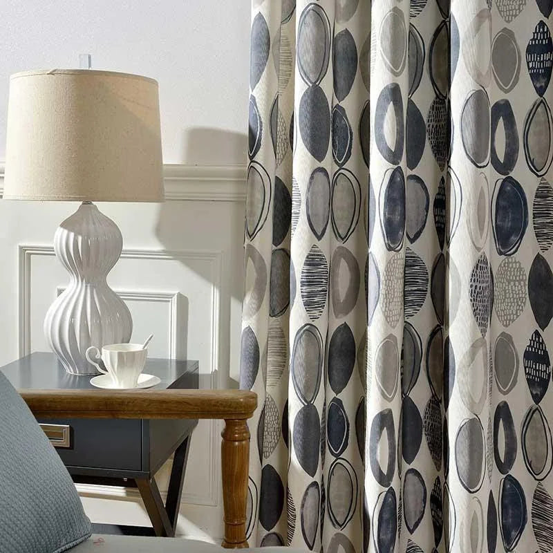 Rideaux élégants avec motifs circulaires gris et crème, idéals pour sublimer votre salon. Complètent parfaitement la décoration intérieure moderne, offrant une ambiance chaleureuse et accueillante. Parfaits pour ajouter une touche de sophistication à votre maison.