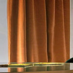 Rideau orange élégant donnant une ambiance chaleureuse et moderne à votre intérieur, parfait pour salon, chambre ou bureau. Ajoutez une touche sophistiquée à votre décoration avec ce rideau ample et vibrant.