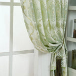 Rideau élégant avec motif floral vert et doré, idéal pour une décoration intérieure raffinée. Ce rideau s'harmonise parfaitement avec des espaces lumineux et ajoute une touche de sophistication à votre salon ou chambre. L'attache intégrée permet un maintien esthétique tout en mettant en valeur les détails du design. Parfait pour créer une ambiance chaleureuse et élégante.