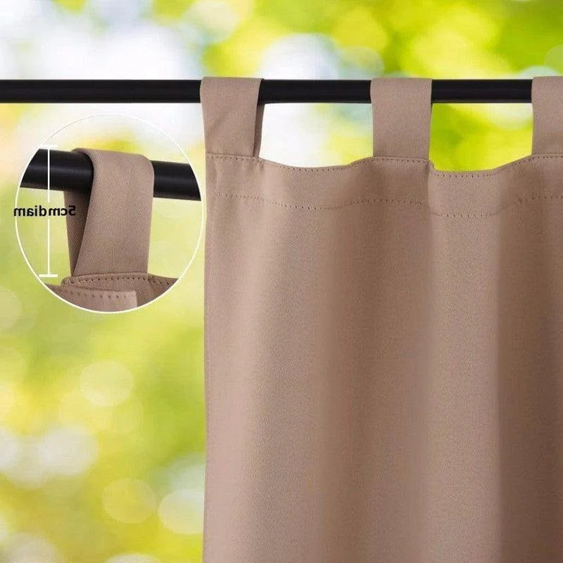 Rideau beige à œillets larges, idéal pour un salon moderne. Ce rideau offre une isolation efficace contre la lumière, créant une ambiance agréable. Il s'adapte facilement à tout type de tringle grâce à ses attaches robustes. Parfait pour apporter une touche élégante à votre intérieur.
