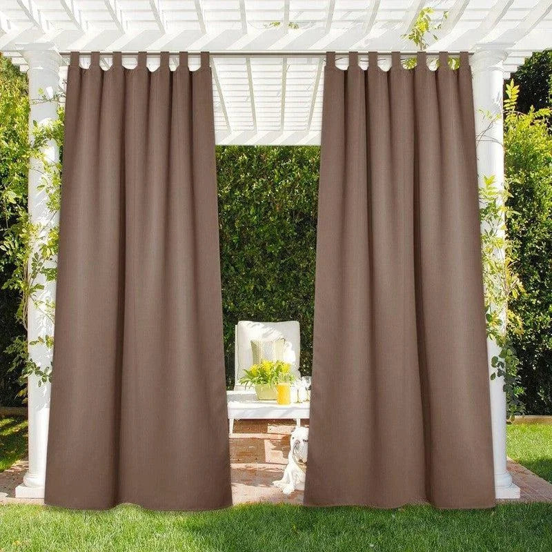 Rideaux d'extérieur marron pour pergola offrant une protection contre le soleil et créant un espace intime et élégant dans le jardin. Idéal pour embellir les espaces extérieurs et ajouter une touche de modernité à votre terrasse. Facile à installer et parfait pour profiter des beaux jours à l'ombre.