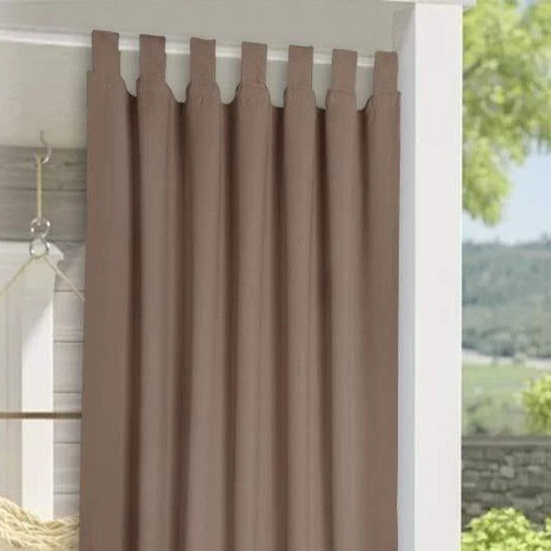 Rideau opaque taupe à œillets pour intérieur moderne, ajoutant élégance et intimité à votre espace de vie avec son design contemporain et sa couleur apaisante, idéal pour le salon ou la chambre.