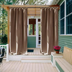 Rideaux opaques pour extérieur, parfaits pour garantir l'intimité sur votre terrasse. Leur couleur neutre s'intègre harmonieusement dans tout type de décor extérieur. Accessoire idéal pour protéger du soleil tout en ajoutant une touche élégante à votre espace de vie en plein air. Faciles à installer, ces rideaux sont la solution pratique pour améliorer le confort et l'esthétique de votre jardin ou véranda.