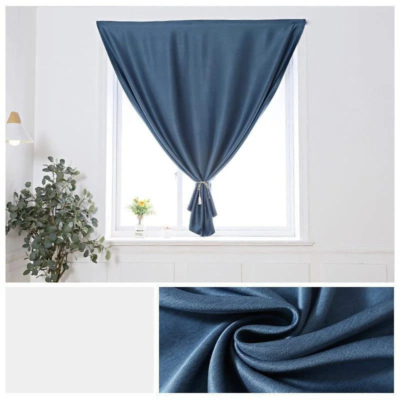 Grand rideau bleu pour fenêtre, design élégant avec nouage central, idéal pour chambre ou salon, ajoutant une touche de sophistication à tout intérieur moderne. Convient pour créer une atmosphère chaleureuse et accueillante.