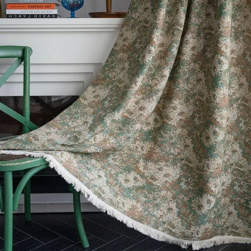 Couverture décorative avec motif floral vintage, parfaite pour ajouter une touche élégante à votre intérieur. Idéale pour habiller un canapé ou un fauteuil, elle se distingue par son design charmant et ses couleurs apaisantes. Accessoire idéal pour créer une ambiance chaleureuse et accueillante dans votre salon ou chambre à coucher.
