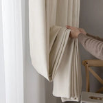 Rideau beige élégant pour salon moderne, parfait pour ajouter une touche de sophistication et d'intimité à votre espace de vie. Design contemporain et facile à intégrer dans tout type de décoration intérieure.