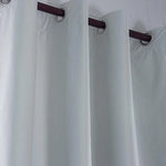 Rideau blanc élégant avec œillets en métal, idéal pour une décoration de salon moderne et épurée, offrant une solution pratique pour contrôler la luminosité intérieure.