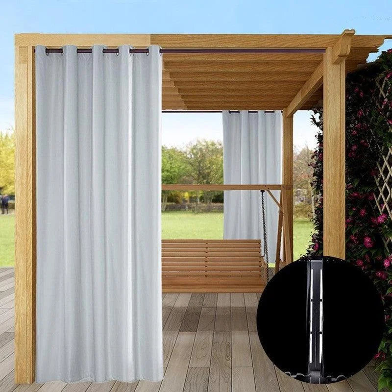 Store extérieur pour pergola, idéal pour créer un espace ombragé et intime dans le jardin. Facile à installer sous une structure en bois, ce rideau de patio améliore votre confort en plein air tout en ajoutant une touche élégante à votre aménagement extérieur. Profitez d'un espace détente protégé des regards et du soleil, parfait pour des moments de relaxation ou des réceptions en extérieur.