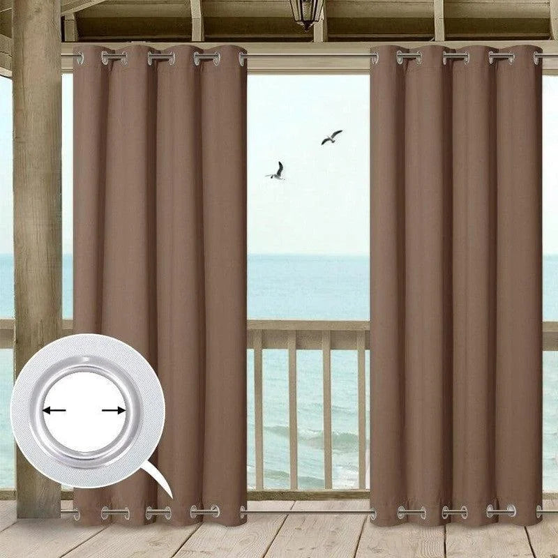 Rideaux marron à œillets pour terrasse avec vue sur la mer, idéal pour ajouter une touche élégante à votre espace extérieur tout en offrant intimité et confort. Accessoire tendance pour votre décoration extérieure.