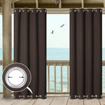 Rideaux occultants noirs pour terrasse extérieure avec œillets métalliques, idéals pour bloquer la lumière et préserver l'intimité. Vue imprenable sur la mer, parfaits pour une ambiance moderne et élégante. Accessoires de maison essentiels pour améliorer votre espace de vie extérieur.