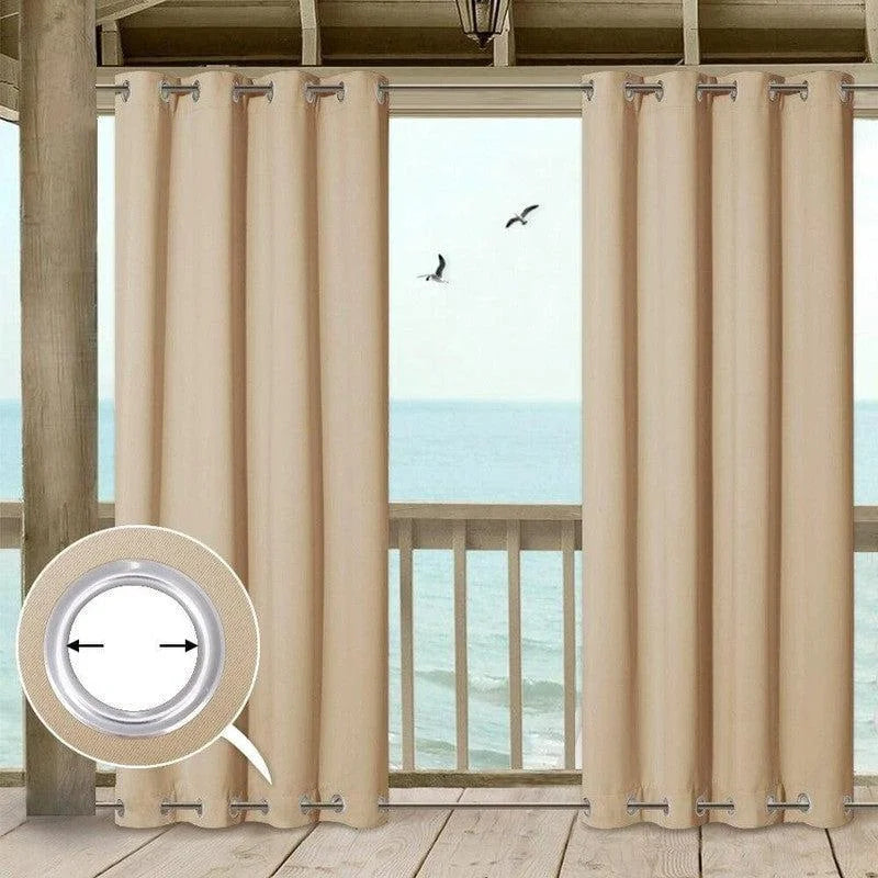 Rideau beige avec œillets, idéal pour terrasses et balcons, offrant une vue sur la mer. Conçu pour protéger du soleil tout en conservant une ambiance lumineuse et élégante. Parfait pour créer un espace extérieur chaleureux et accueillant. Adapté à divers styles de décoration.