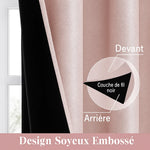 Gros plan sur la structure d’un rideau rose soyeux avec couche de fil noir, montrant l'avant et l'arrière du tissu et son design embossé