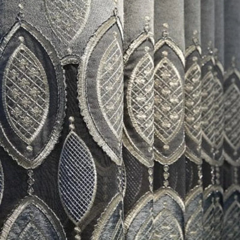 Rideau décoratif aux motifs géométriques sophistiqués, idéal pour ajouter une touche élégante et moderne à votre intérieur. Design luxueux avec des formes en losanges, parfait pour salon ou chambre. Solution esthétique pour l'habillage de fenêtres avec style et raffinement.
