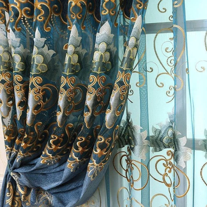 Rideau décoratif élégant avec motifs or et argent, idéal pour ajouter une touche raffinée à votre intérieur. Parfait pour les salons et chambres à coucher, ce voilage embellira vos fenêtres avec style. Découvrez le charme intemporel de ce design sophistiqué.