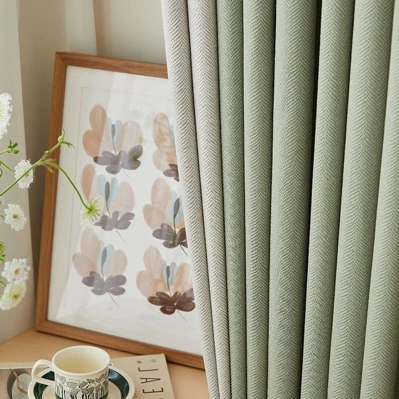 Rideaux élégants vert menthe dans un salon moderne, accompagnés d'un cadre artistique floral et d'une tasse à thé délicatement posée sur une table. Idéal pour ajouter une touche de fraîcheur et de sophistication à votre décoration intérieure.