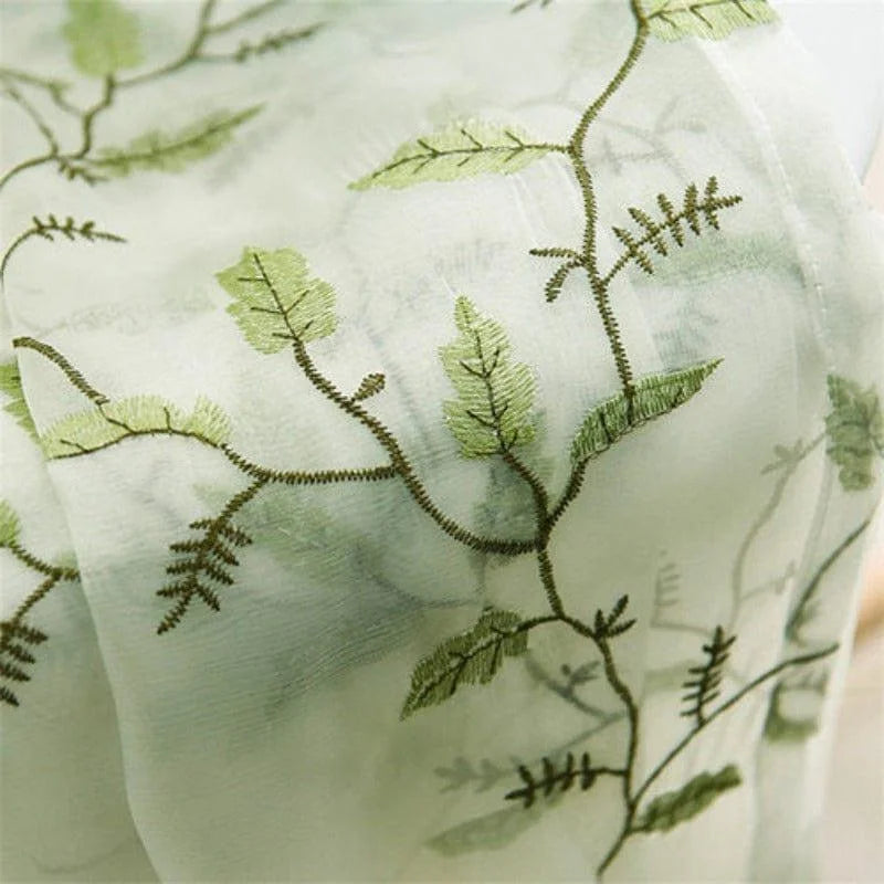 Rideau élégant au motif de feuilles vertes, idéal pour ajouter une touche de nature et de fraîcheur à votre intérieur. Décoration parfaite pour le salon ou la chambre, apportant une ambiance paisible et accueillante.