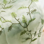 Rideau élégant au motif de feuilles vertes, idéal pour ajouter une touche de nature et de fraîcheur à votre intérieur. Décoration parfaite pour le salon ou la chambre, apportant une ambiance paisible et accueillante.