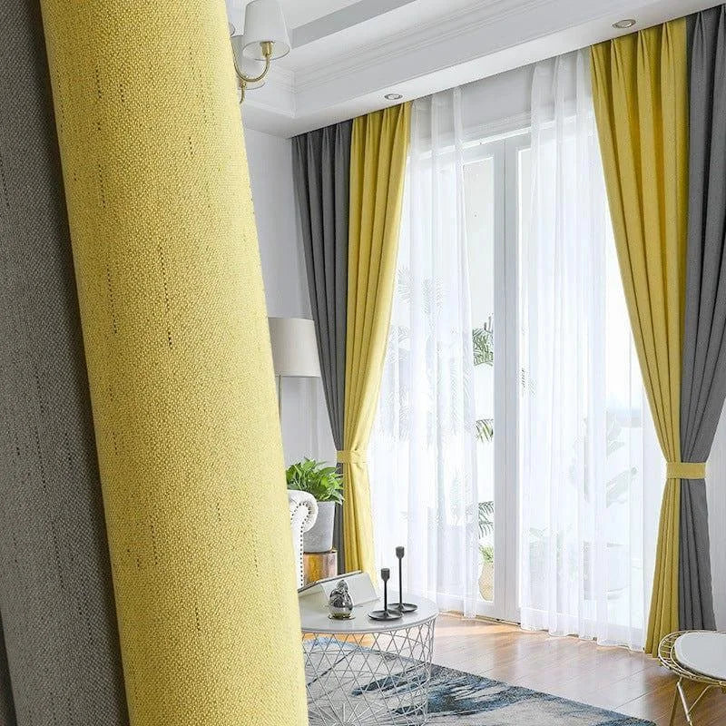 Voilage chic avec double rideaux jaune et gris, idéal pour salon moderne, apportant élégance et luminosité à votre intérieur, soulignant une décoration contemporaine et attrayante.