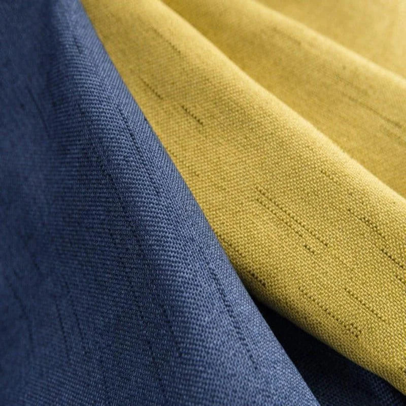 Rideau bicolore élégant pour intérieur moderne en bleu marine et jaune moutarde, idéal pour un salon ou une chambre, offrant une touche de style et de sophistication à votre décoration intérieure.