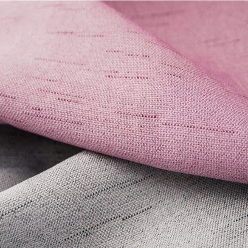 Image d'un rideau moderne aux nuances de rose et gris, idéal pour ajouter une touche élégante à votre décoration intérieure. Parfait pour le salon ou la chambre à coucher, ce rideau offre une atmosphère chaleureuse et contemporaine.