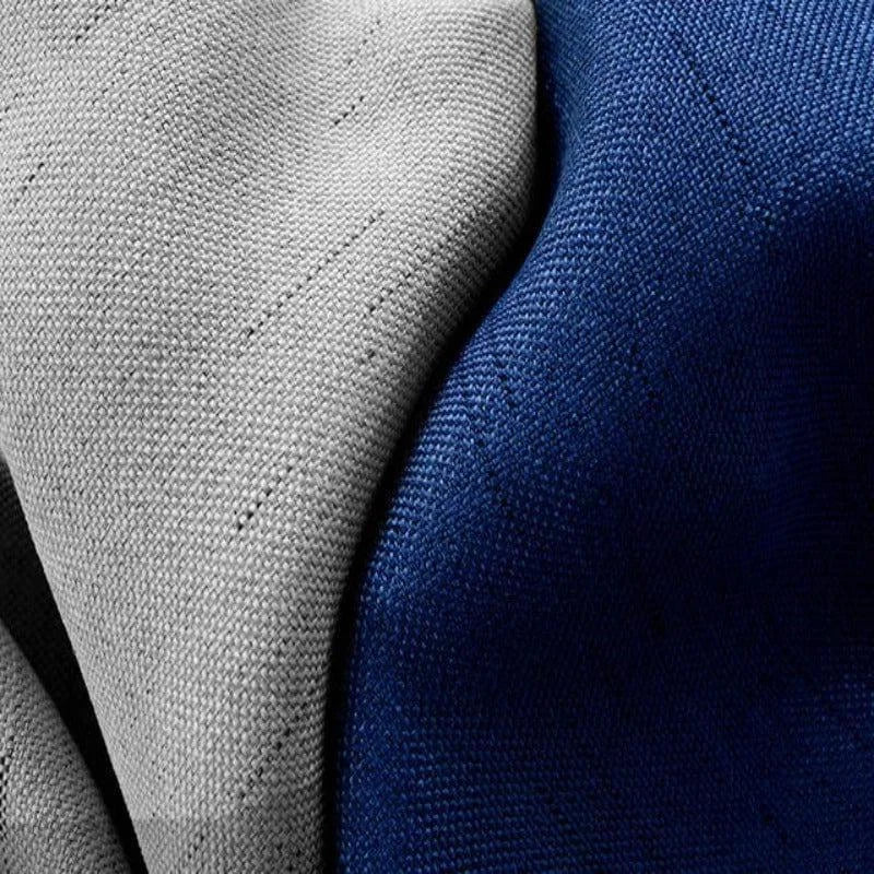 Deux rideaux de couleur blanche et bleue, offrant une ambiance élégante et moderne pour la décoration intérieure. Parfaits pour ajouter une touche de sophistication à votre salon ou chambre. Rideaux contemporains pour un aménagement intérieur raffiné.