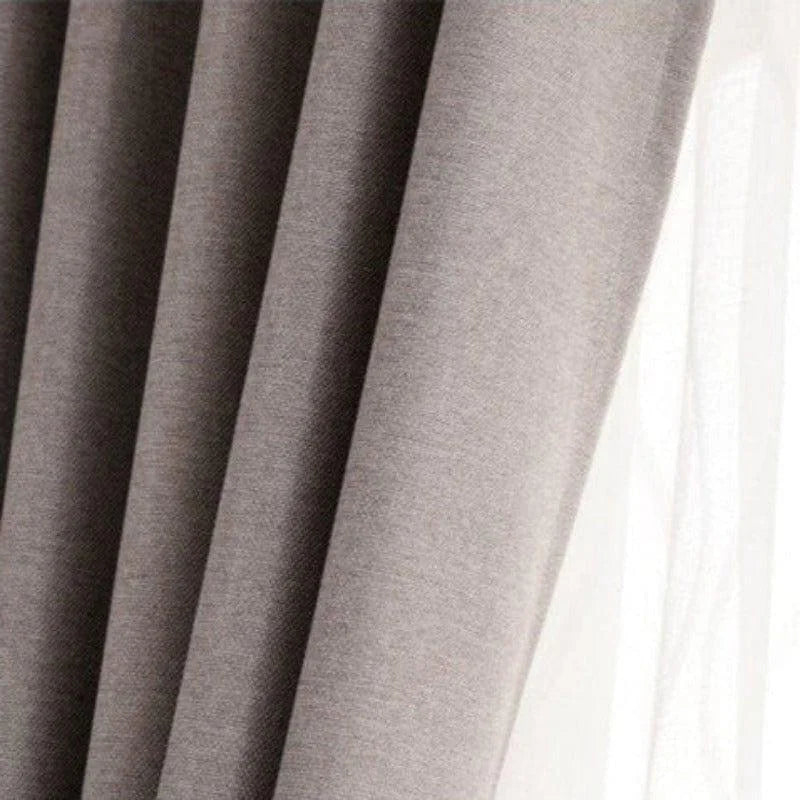 Rideau élégant et moderne en teinte taupe pour salon ou chambre, ajoutant une touche contemporaine et épurée à votre décoration intérieure. Accessoire idéal pour une ambiance chaleureuse et accueillante.