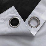 Rideau occultant moderne avec œillets métalliques, blanc et noir, idéal pour un salon élégant ou une chambre à coucher contemporaine. Optimizez votre espace avec ce design minimaliste et fonctionnel, facile à installer.