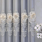 Rideaux élégants avec motifs floraux en relief, parfaits pour ajouter une touche de sophistication à votre intérieur. Leur design raffiné et leurs ornements délicats rehaussent la décoration de votre salon ou chambre. Idéals pour créer une atmosphère chaleureuse.