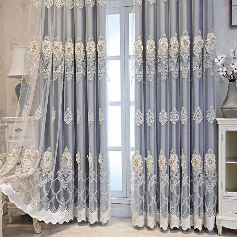 Rideaux élégants avec motifs floraux délicats, ornant une pièce lumineuse. Accessoire de décoration intérieure parfait pour ajouter une touche de sophistication et de charme à votre salle de séjour ou chambre. Conception raffinée et intemporelle pour un style classique et chic.