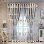 Rideaux élégants pour salon, motifs floraux raffinés, décoration de fenêtre chic, style classique, ambiance chaleureuse, design raffiné pour intérieur.
