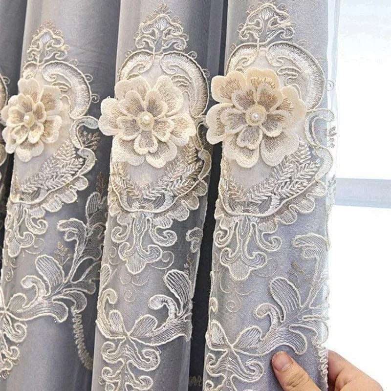 Rideau élégant avec motifs floraux en relief, idéal pour ajouter une touche raffinée et décorative à votre intérieur. Parfait pour les salons ou chambres, ce rideau embellit l'espace en apportant lumière et style. Adapté aux décors classiques et modernes, il transforme votre pièce en un lieu accueillant et sophistiqué.