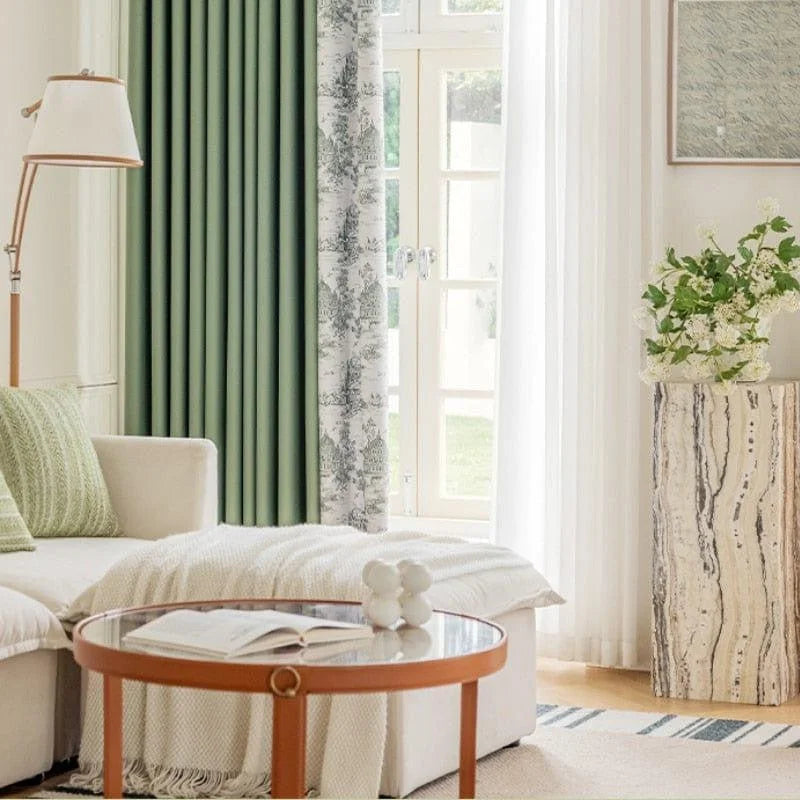 Salon moderne et lumineux avec canapé confortable et coussins décoratifs verts, table basse en bois élégante, grandes fenêtres laissant entrer la lumière naturelle, rideaux verts ajoutant une touche de couleur apaisante, lampe de lecture design et décoration florale sur une table d'appoint. Idéal pour une ambiance de détente et de confort.