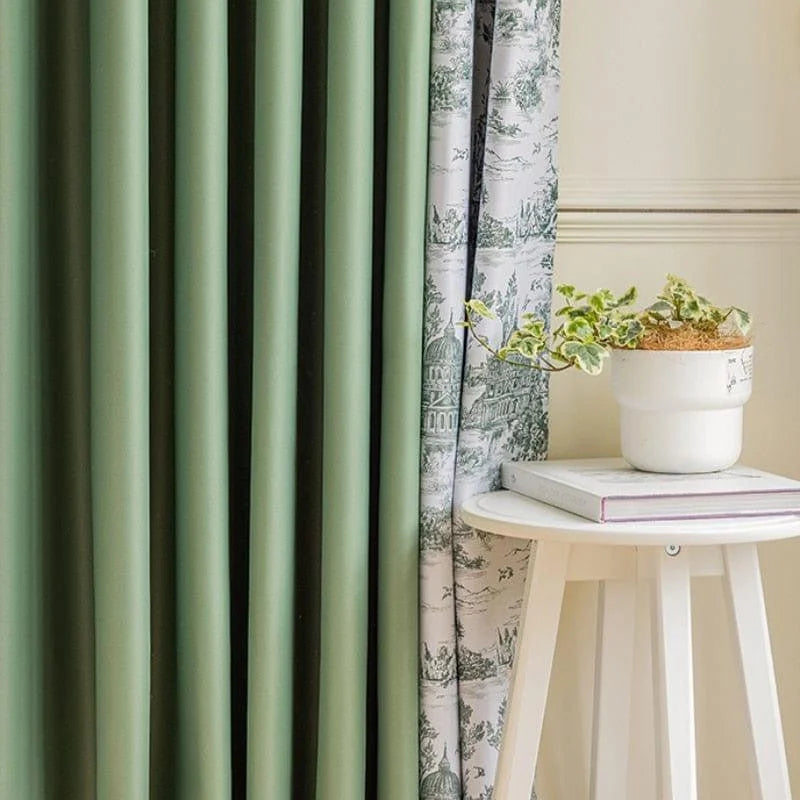 Rideaux élégants verts et imprimés avec table d'appoint blanche et plante en pot dans un décor lumineux et moderne, parfaits pour ajouter une touche de sophistication et de nature à votre intérieur. Idéal pour salon ou chambre.