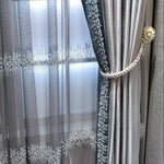 Rideau élégant avec motif sophistiqué et attache décorative, idéal pour un salon moderne. Ajoutez une touche de luxe à votre intérieur avec ce rideau raffiné au design contemporain. Parfait pour embellir vos fenêtres tout en offrant une ambiance raffinée.