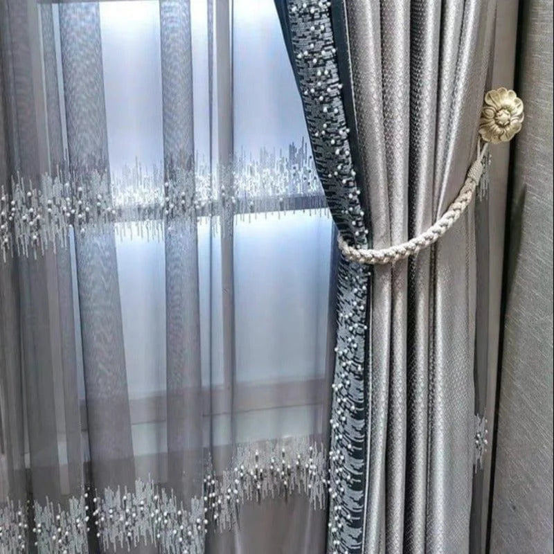 Rideau élégant avec motif sophistiqué et attache décorative, idéal pour un salon moderne. Ajoutez une touche de luxe à votre intérieur avec ce rideau raffiné au design contemporain. Parfait pour embellir vos fenêtres tout en offrant une ambiance raffinée.