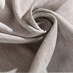 Beau tissu plissé avec motif géométrique moderne en chevron, dans des tons doux de beige et blanc, idéal pour décoration intérieure ou confection sur mesure.