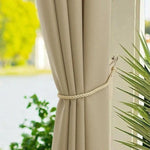 Attache embrasse beige pour rideaux, accentuant élégance et simplicité dans le salon. Accessoire parfait pour garder les rideaux bien rangés et agrémenter la décoration intérieure. Solution pratique pour maximiser la lumière naturelle tout en ajoutant une touche raffinée à vos fenêtres.