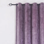 Rideau élégant avec œillets dans une teinte pourpre, idéal pour ajouter une touche sophistiquée à votre intérieur. Accessoire déco incontournable pour personnaliser votre salon ou chambre à coucher. Facile à installer sur une tringle classique. Optez pour ce rideau pour transformer l'ambiance de votre pièce avec style et élégance.