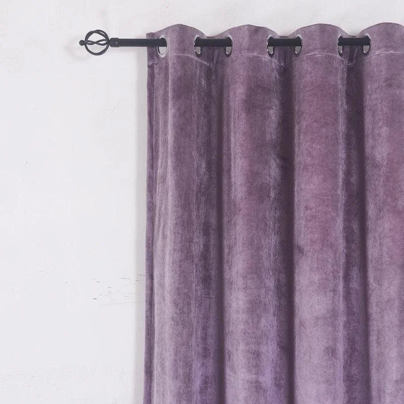 Rideau élégant avec œillets dans une teinte pourpre, idéal pour ajouter une touche sophistiquée à votre intérieur. Accessoire déco incontournable pour personnaliser votre salon ou chambre à coucher. Facile à installer sur une tringle classique. Optez pour ce rideau pour transformer l'ambiance de votre pièce avec style et élégance.