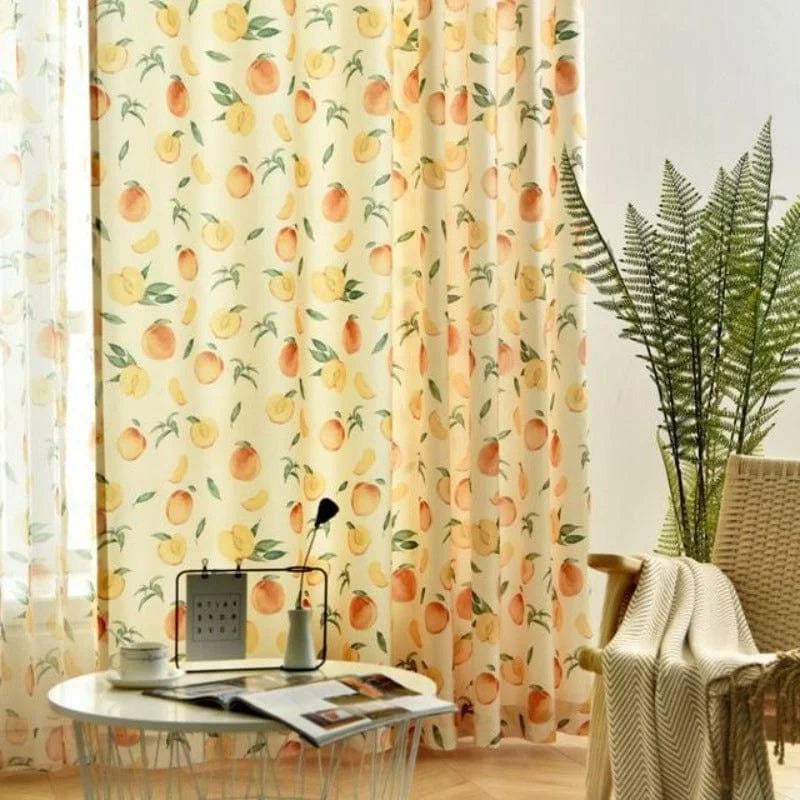 Rideaux motif fruits orange et jaune lumineux pour salon, parfaits pour une décoration intérieure estivale et rafraîchissante. Accessoires de fenêtre idéaux pour apporter une touche vivante et colorée à tout espace de vie. Associez ces rideaux fruités à des plantes vertes pour une ambiance naturelle et revitalisante.