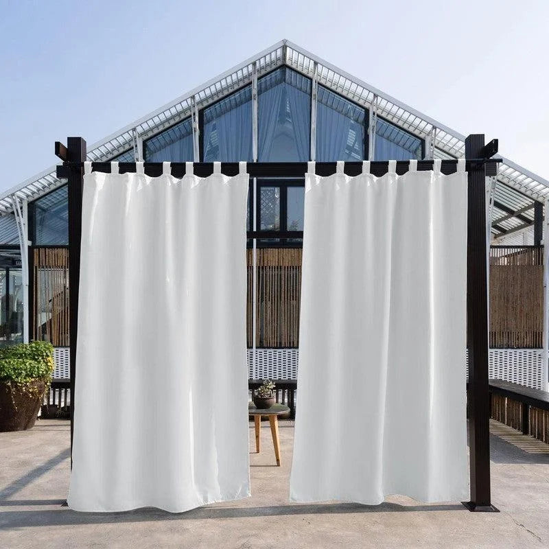Rideaux blancs pour extérieur installés sur une pergola, offrant une solution élégante pour créer de l'ombre et assurer l'intimité dans votre espace extérieur. Idéal pour les terrasses, jardins ou patios. Design moderne s'intégrant parfaitement à tout type de décoration extérieure.