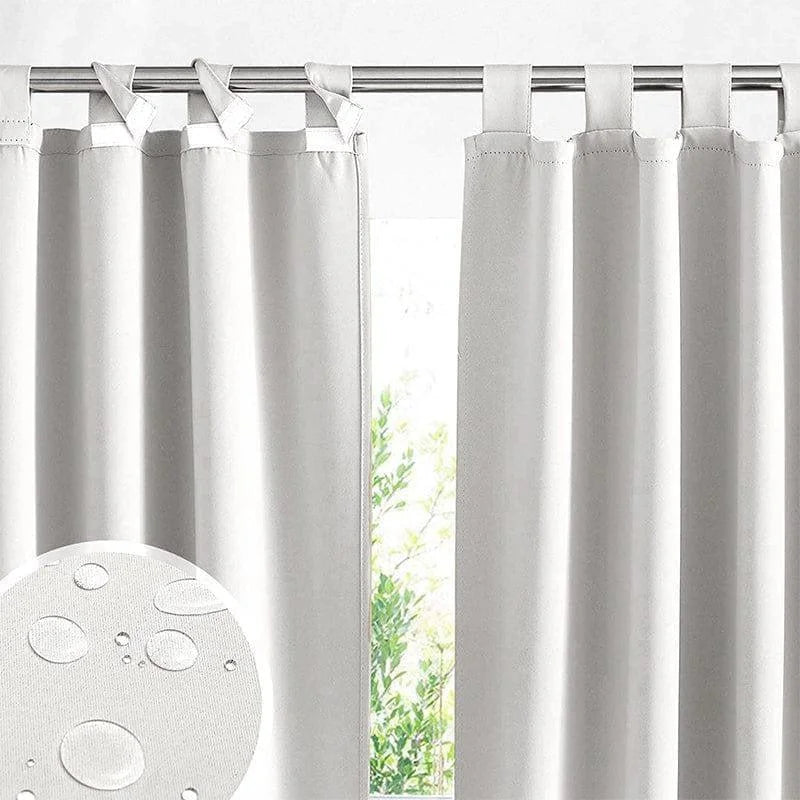 Rideau blanc à œillets, idéal pour salon ou chambre. Élégant et moderne, il offre une protection efficace contre la lumière et assure une ambiance chaleureuse. Facile à installer sur une tringle standard et parfait pour toute décoration intérieure. Convient pour une touche contemporaine et fonctionnelle.