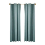 Rideaux élégants de couleur bleue pour salon moderne, idéaux pour apporter une touche de sophistication à votre décoration intérieure. Ces rideaux long offrent une ambiance apaisante tout en préservant l'intimité de votre espace de vie. Parfaits pour des fenêtres de grande taille, ils ajoutent une dimension esthétique à votre pièce. Adaptés à divers styles d'intérieur, ces rideaux sont un choix décoratif raffiné.