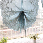 Jolie brise-bise décorative bleue avec motifs floraux raffinés, idéale pour embellir une fenêtre. Accrochée devant une baie vitrée, elle laisse entrer la lumière naturelle tout en ajoutant une touche élégante à votre intérieur. Parfaite pour des espaces comme la cuisine ou le salon, elle apporte charme et sophistication à votre décoration intérieure.