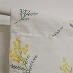 Rideau décoratif blanc avec motif floral jaune et vert, idéal pour ajouter une touche de fraîcheur et de nature à votre intérieur. Parfait pour les salons ou chambres à coucher. Design élégant et tendance.