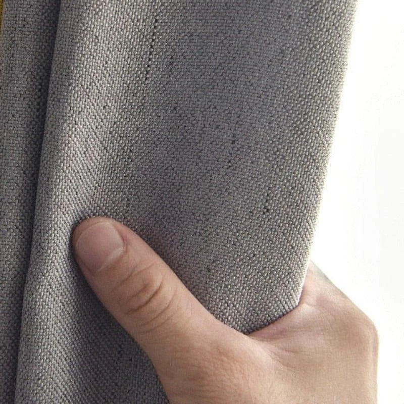 Rideau gris moderne avec texture détaillée, idéal pour décoration intérieure élégante et contemporaine. Ce modèle de rideau assure une ambiance chaleureuse tout en offrant une protection visuelle et un style raffiné à votre espace de vie. Parfait pour salon, chambre ou bureau.