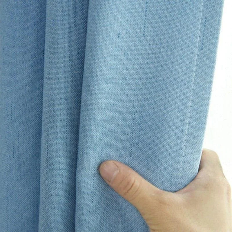Rideau bleu clair moderne pour salon ou chambre, design élégant et épuré. Idéal pour ajouter une touche de couleur douce à votre intérieur.