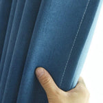 Rideau bleu élégant avec plis verticaux, idéal pour décorer votre salon ou chambre. Design moderne et facile à installer pour transformer l'ambiance de votre intérieur.