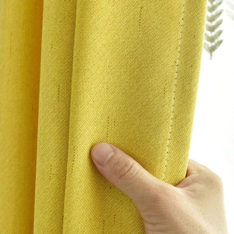 Rideau jaune lumineux pour salon moderne, idéal pour ajouter une touche de couleur et de style à votre intérieur. Solution élégante pour filtrer la lumière tout en préservant l'intimité. Parfait pour les fenêtres de tout type de pièce.